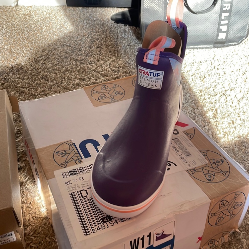 NIB Size 11 Xtratuff Deck Boot Salmon Sisters Edition